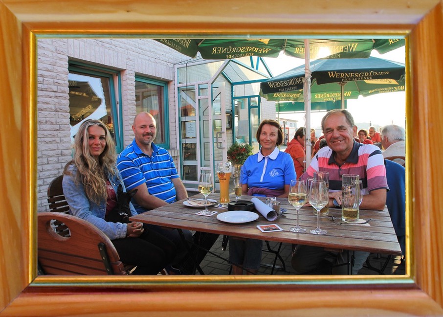 Konni mit Fibi, Nico, Dagmar und Matthias aus Chemnitz
in Thiessow auf Rügen im Sommer 2016